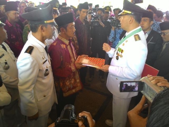 Walikota Jambi SY Fasha menyerahkan hadiah kampung bantar